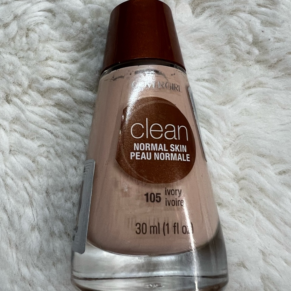 COVERGIRL Clean Liquid Foundation 105 Ivory 1 oz New